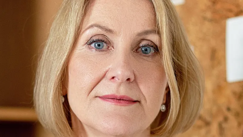 milf amelia hall boss babe means business