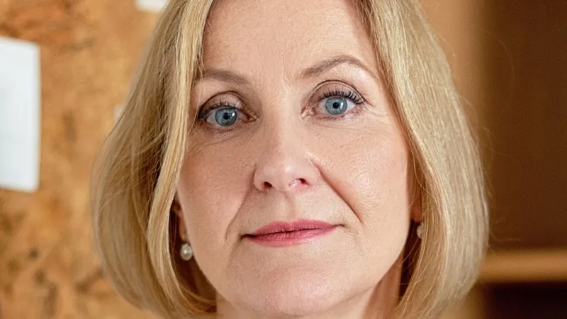 milf amelia hall boss babe means business